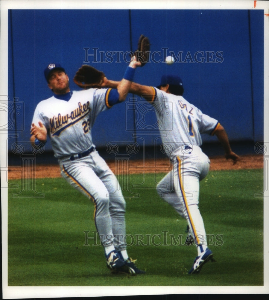 1993 Press Photo Milwaukee Brewers Kevin Reimer & Alex Diaz at Arlington, Texas- Historic Images