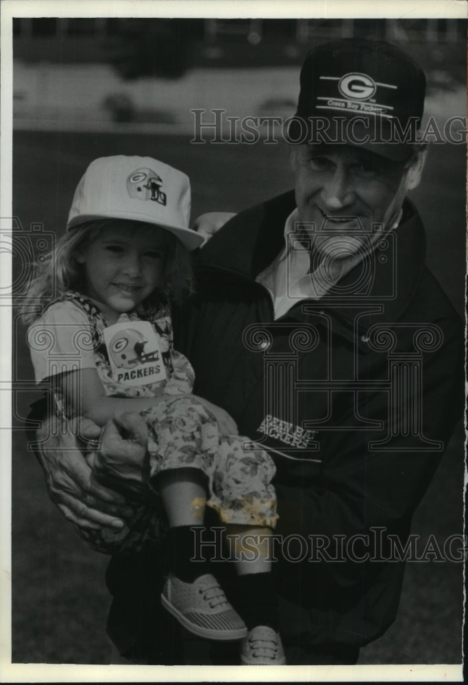1989 Press Photo Green Bay Packer coach Lindy Infante & star fan Ashley Antlak - Historic Images