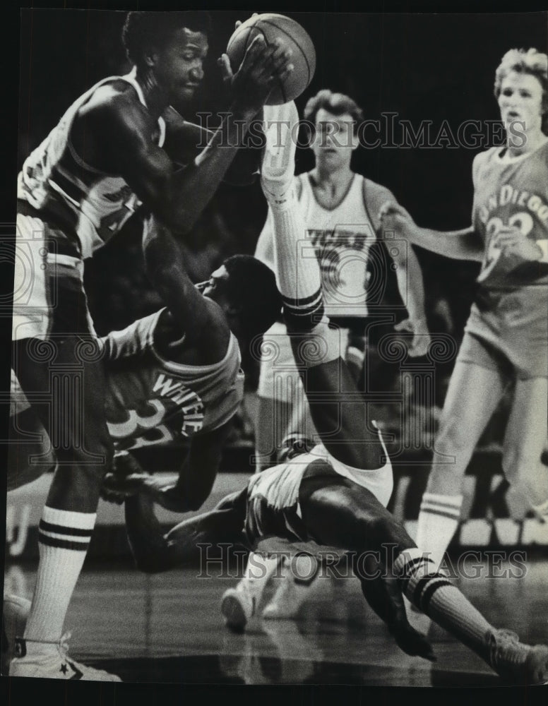 1981 Press Photo Buck Sidney Moncrief collides with Jerome Whitehead at Arena - Historic Images