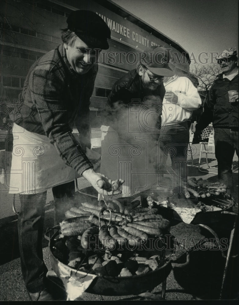 1987 Press Photo John Graber, Bill Hammerie, tailgating &amp; grilling, Milwaukee- Historic Images