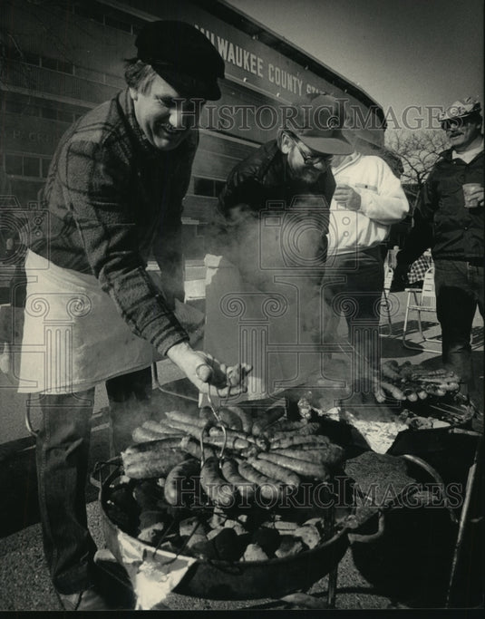1987 Press Photo John Graber, Bill Hammerie, tailgating & grilling, Milwaukee- Historic Images
