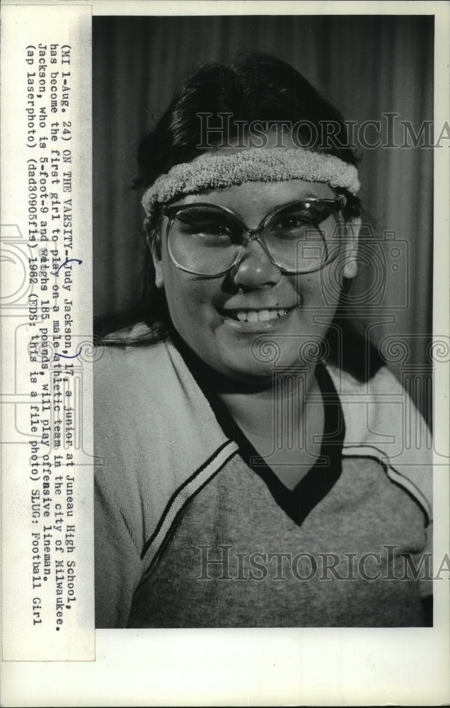 1982 Press Photo Judy Jackson is the first girl to play football in Milwaukee. - Historic Images