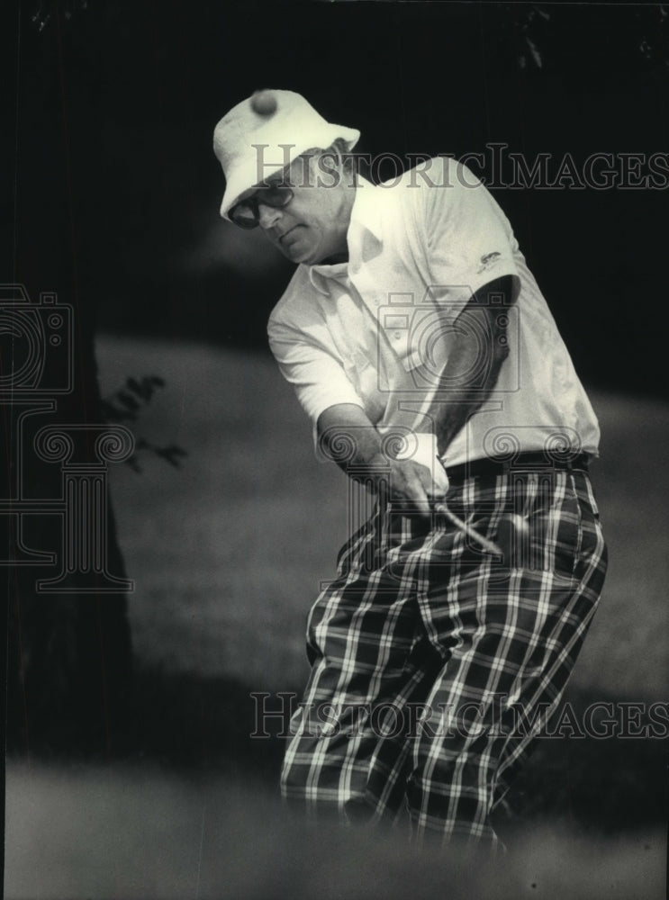 1986 Press Photo Golfer Kenny Jacobs, 63, making a chip shot during recent game. - Historic Images