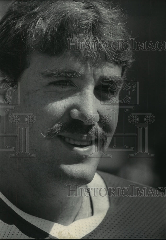 1986 Press Photo A smiling Mike Howard, quarterback for University of Wisconsin.- Historic Images