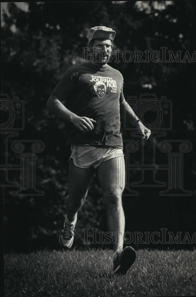 1987 Press Photo Wisconsin&#39;s Steve Howarth training for Iron Man event. - Historic Images