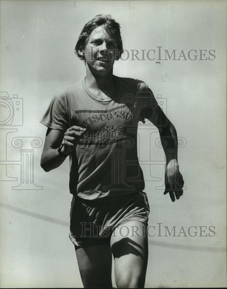 1977 Press Photo Triathlete Jim Jagar talks about triathlon&#39;s growing popularity- Historic Images