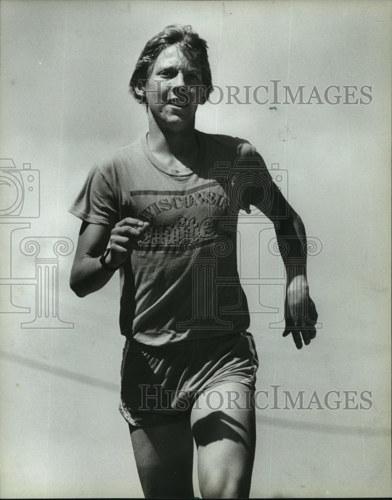 1977 Press Photo Triathlete Jim Jagar talks about triathlon's growing popularity- Historic Images