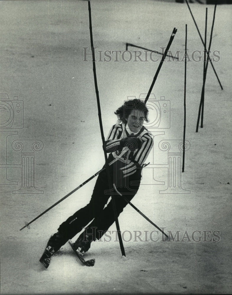 1985 Press Photo Skier Karen Kendall speeds down Ausblick Ski Hill in Sussex - Historic Images