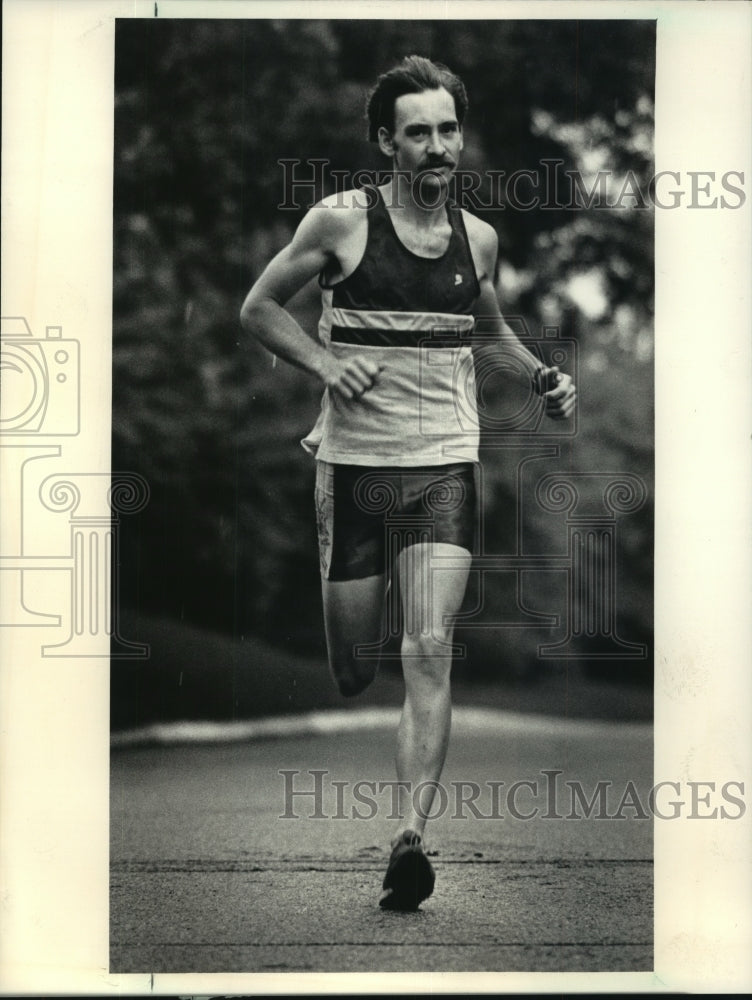 1986 Press Photo Milwaukee runner Pete Jennick trains for triathlon event - Historic Images