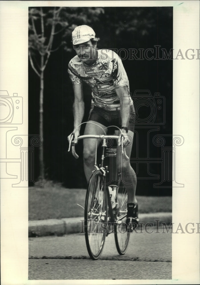 1986 Press Photo Milwaukee triathlete Pete Jennick trains daily for triathlons - Historic Images