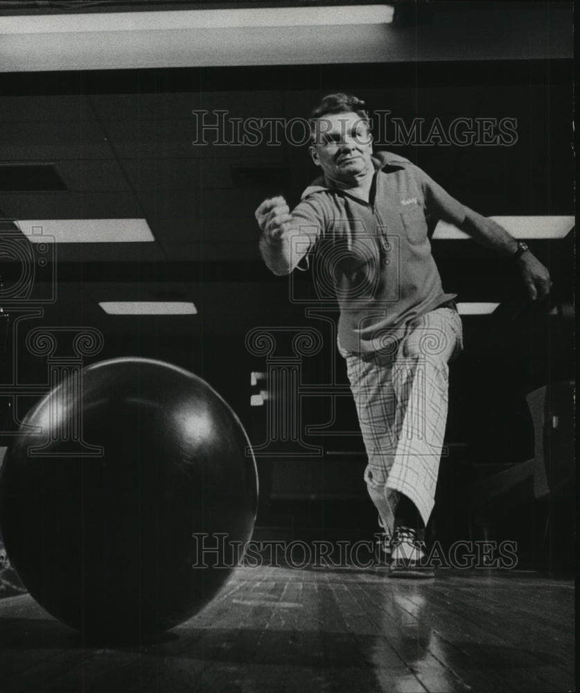 1975 Press Photo Bowler Casey Jones releases ball and shows his form. - Historic Images