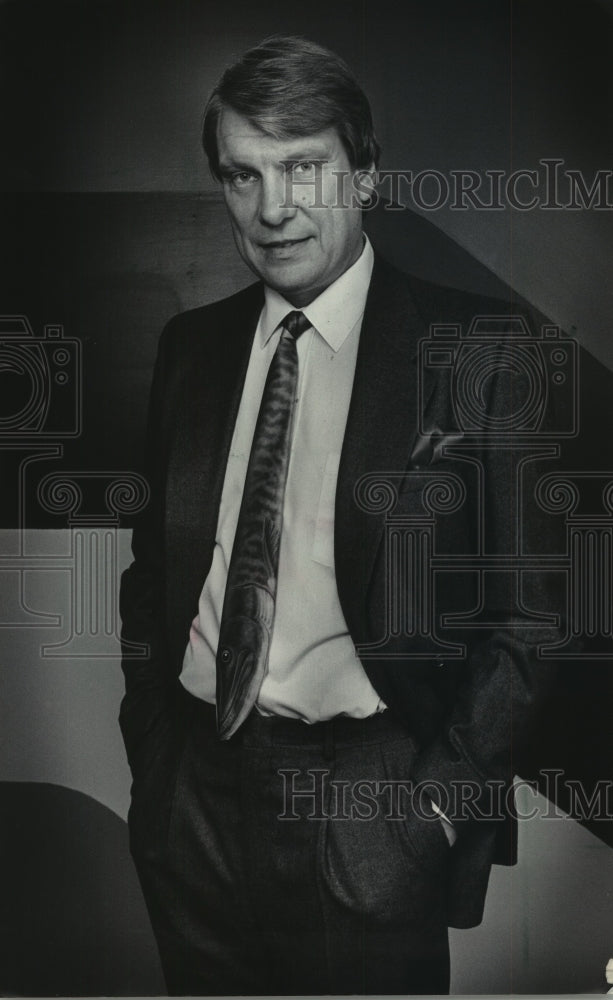 1986 Press Photo Milwaukee Bucks coach Don Nelson wears his staple fish tie- Historic Images