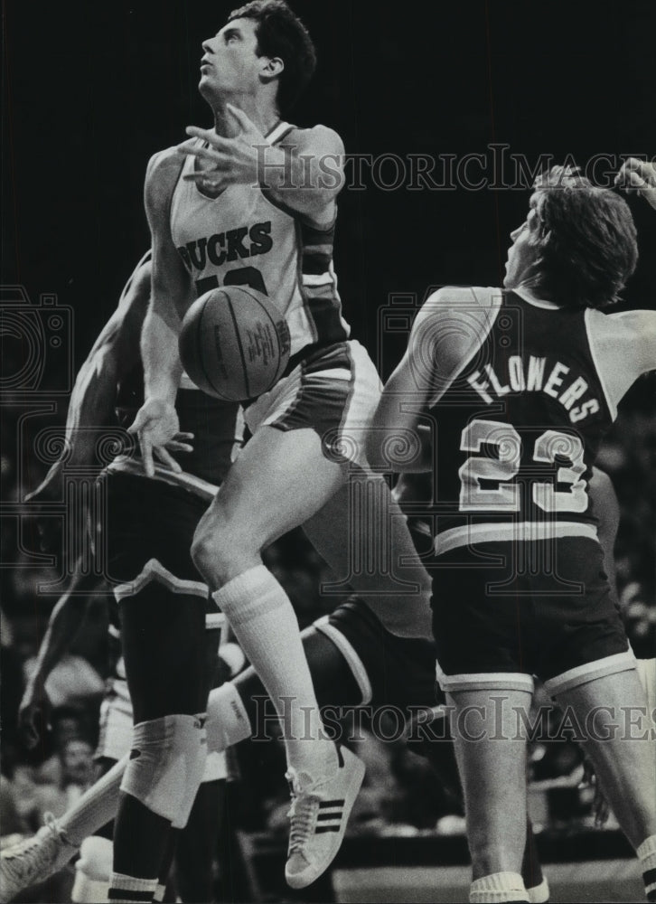 1983 Press Photo Milwaukee Bucks' Steve Mix loses ball during basketball game- Historic Images
