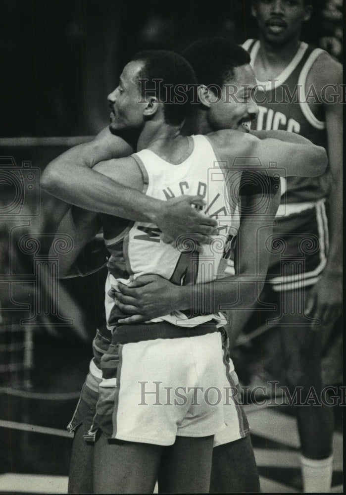 1983 Press Photo Milwaukee Bucks&#39; Sidney Moncrief, Junior Bridgeman celebrate - Historic Images