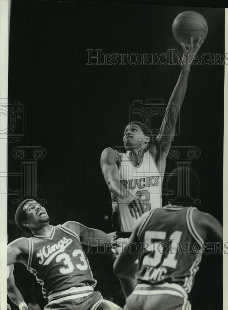 1981 Press Photo Bucks&#39; Marques Johnson shoots a hook shot against the KC Kings.- Historic Images