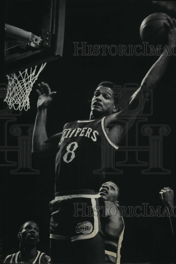 1985 Press Photo Clippers' Marques Johnson grabs rebound against the Bucks.- Historic Images