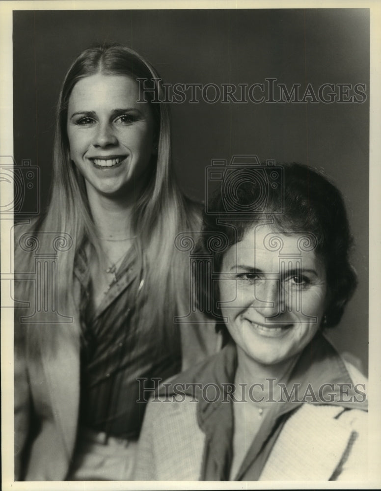 1979 Press Photo Kathy Johnson, world-class gymnast with her mother Rosemary. - Historic Images