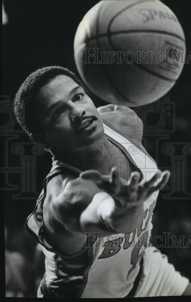 1983 Press Photo Basketball-Milwaukee's Marques Johnson lunges after loose ball. - Historic Images