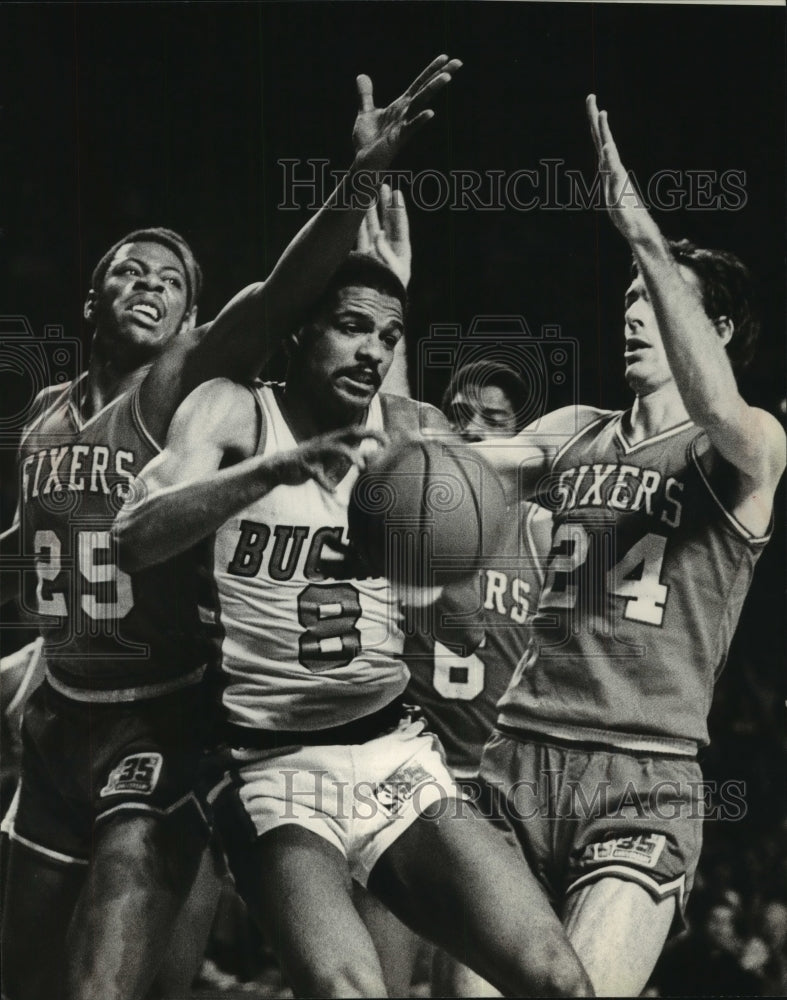 1981 Press Photo Bucks&#39; Marques Johnson surrounded by 76ers&#39; Cureton &amp; Jones - Historic Images