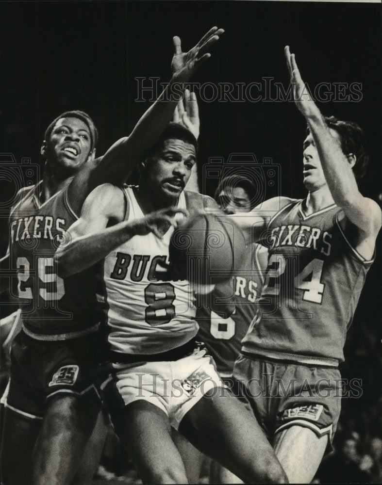 1981 Press Photo Bucks' Marques Johnson surrounded by 76ers' Cureton & Jones - Historic Images