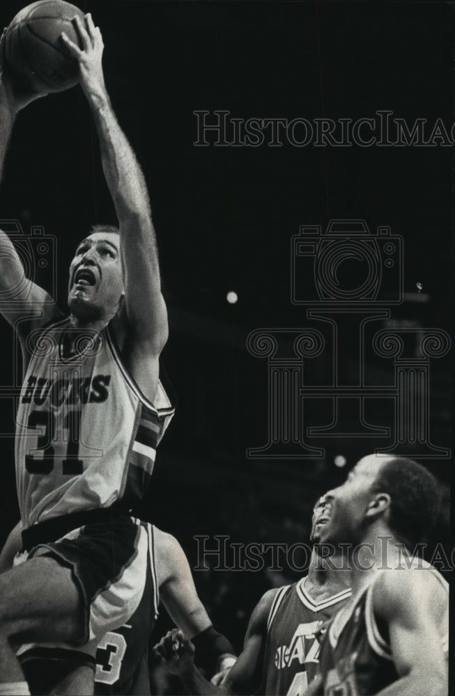 1990 Press Photo Milwaukee Bucks&#39; Fred Roberts drives against the Utah Jazz- Historic Images