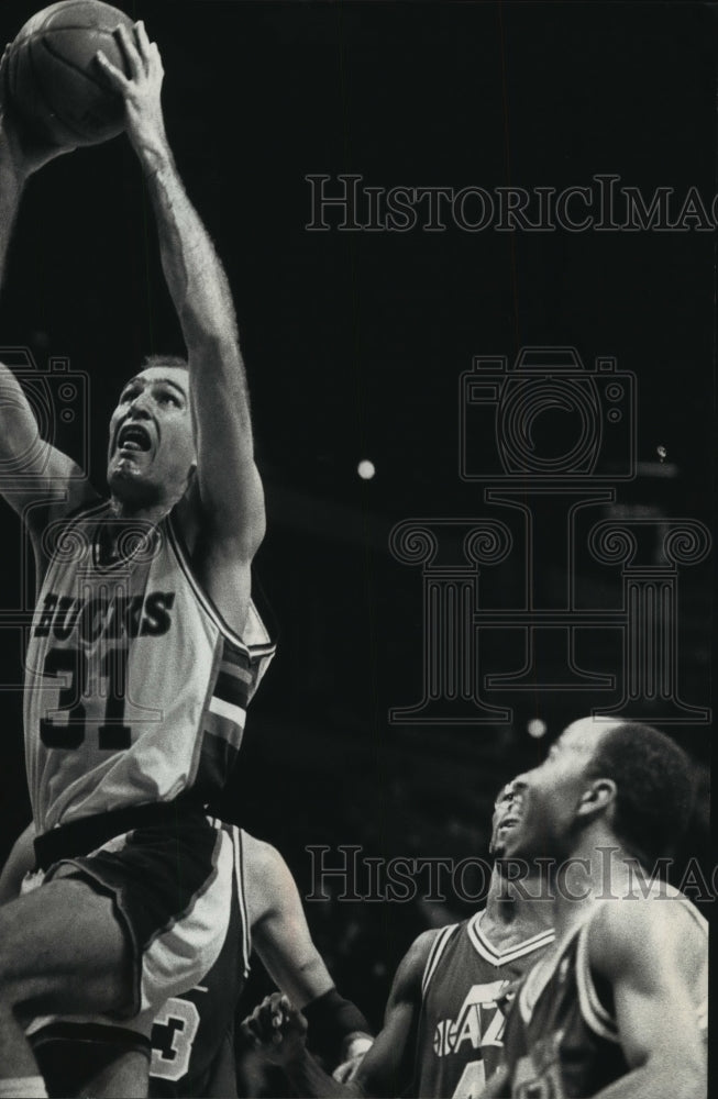 1990 Press Photo Milwaukee Bucks' Fred Roberts drives against the Utah Jazz- Historic Images