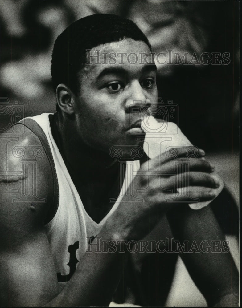 1980 Press Photo Dwayne Johnson of St. John's Military Academy basketball team- Historic Images