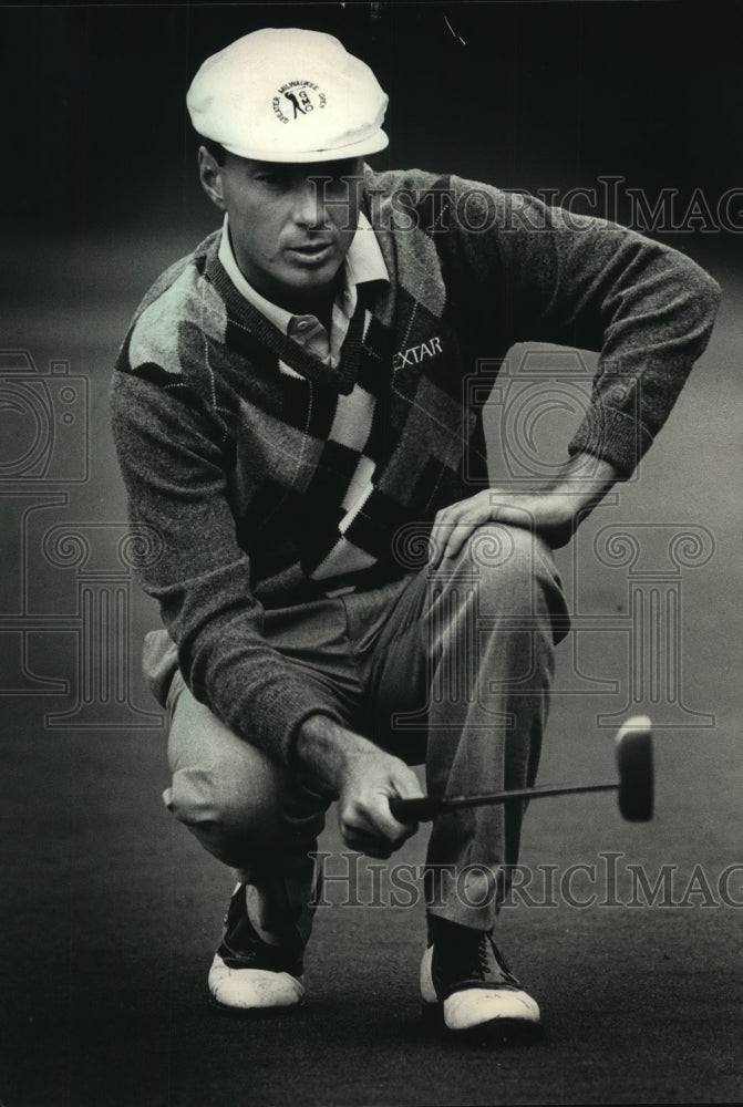1987 Press Photo Golfer Gary Hallberg lines up a putt - mjt12155 - Historic Images