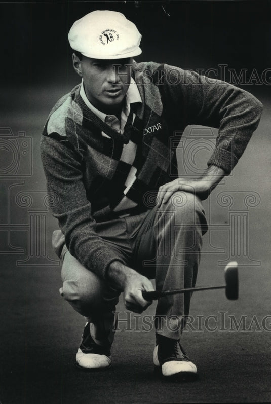 1987 Press Photo Golfer Gary Hallberg lines up a putt - mjt12155 - Historic Images