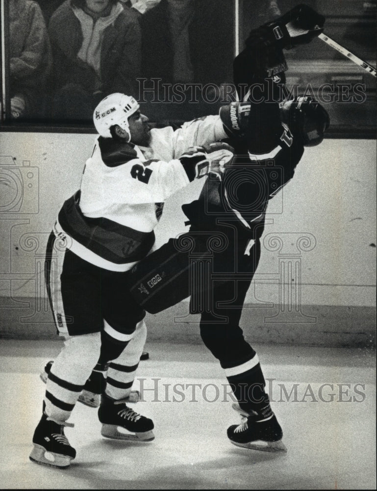 1993 Press Photo Milwaukee Admirals' Bob Hakidis pushes Derrick Smith with stick- Historic Images