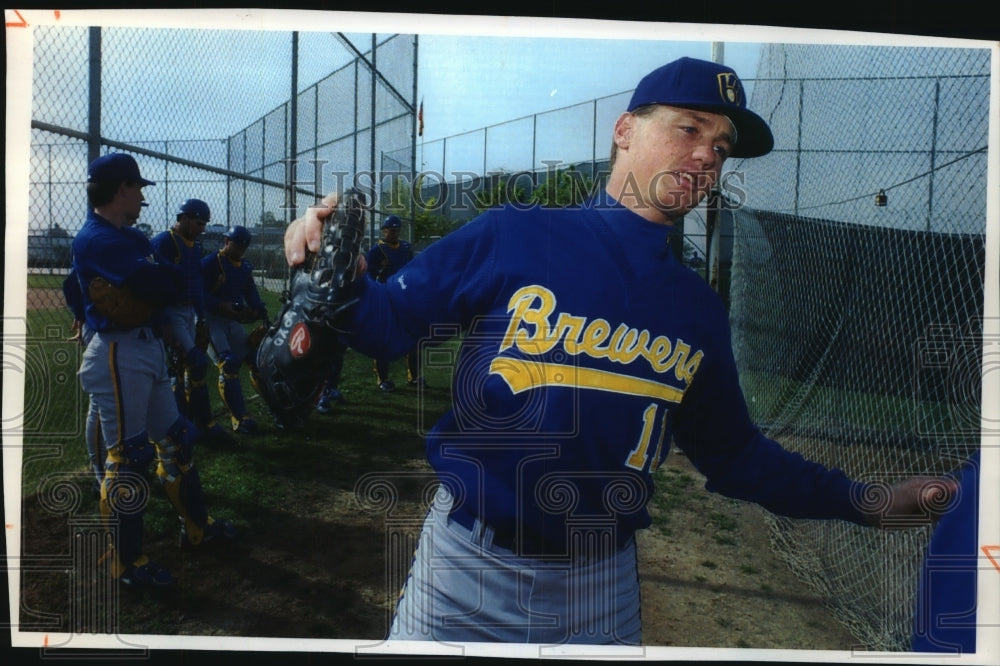 1993 Press Photo Brewers&#39; Dave Nisson running with a shoe in his hand.- Historic Images