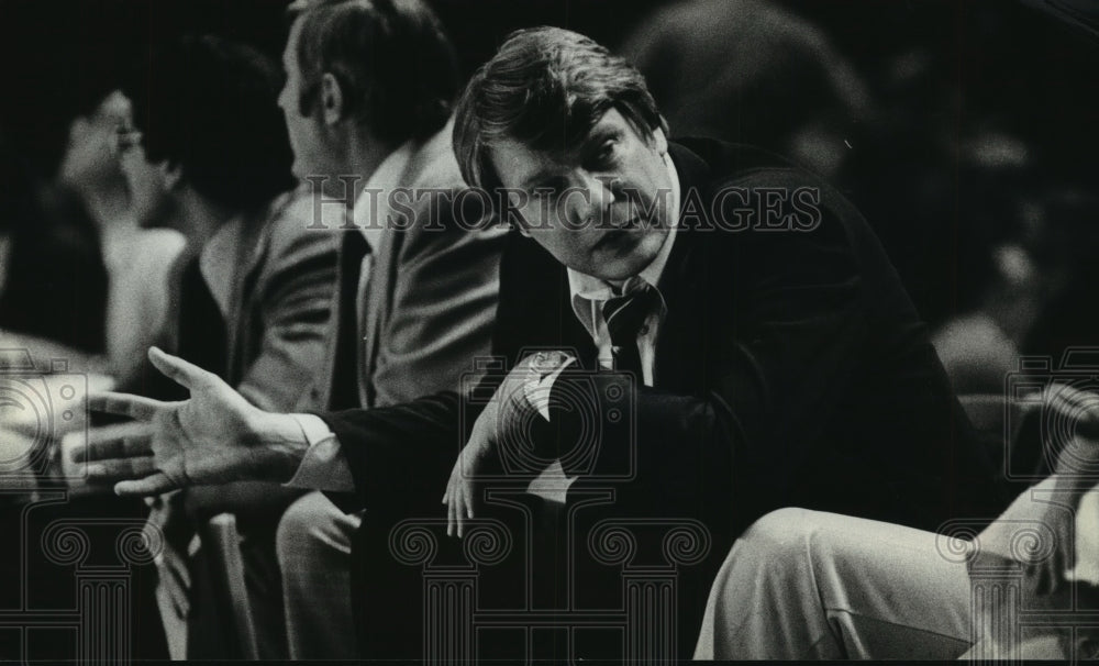 1980 Press Photo Bucks Coach Don Nelson talking at court side. - mjt12399 - Historic Images