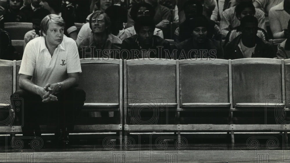 1980 Press Photo Milwaukee Bucks Coach Don Nelson is the Lonely Man on the Bench - Historic Images