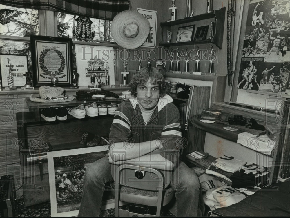 1981 Press Photo Donn Nelson, Son of Milwaukee Bucks Coach in His Bedroom - Historic Images