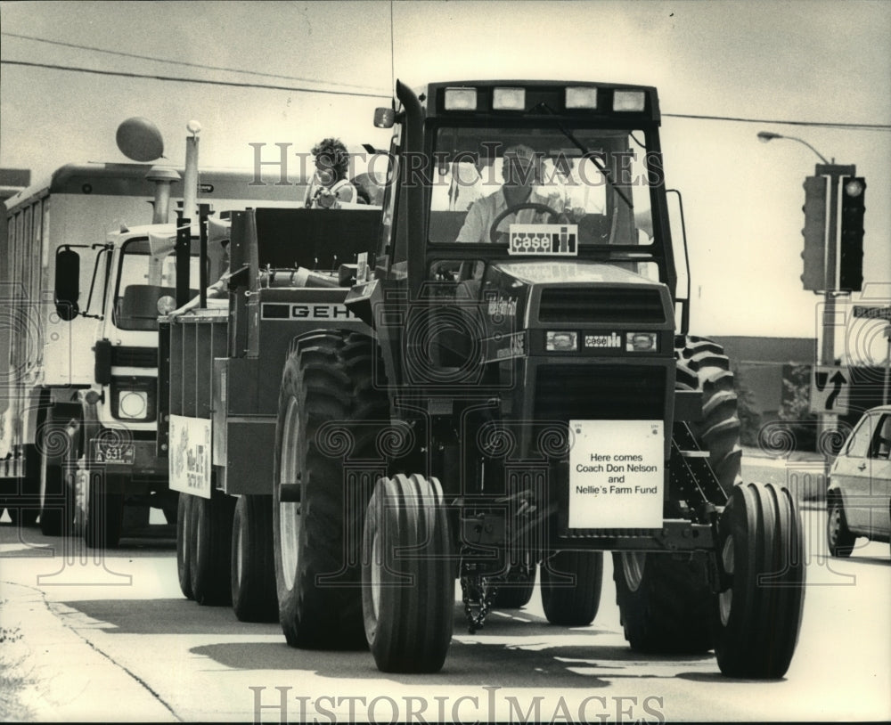 1986 Press Photo Don Nelson in tractor, Milwaukee Bucks coach, Wisconsin - Historic Images