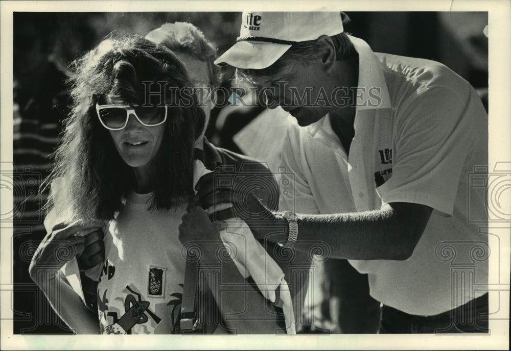 1986 Press Photo Don Nelson signs Patty Harvey&#39;s T-shirt &quot;Nellie.&quot; - mjt12432 - Historic Images