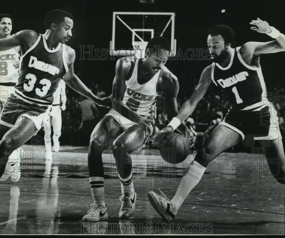 1982 Press Photo Nuggets' Thompson and Higgs Battle with Milwaukee's Bridgeman - Historic Images