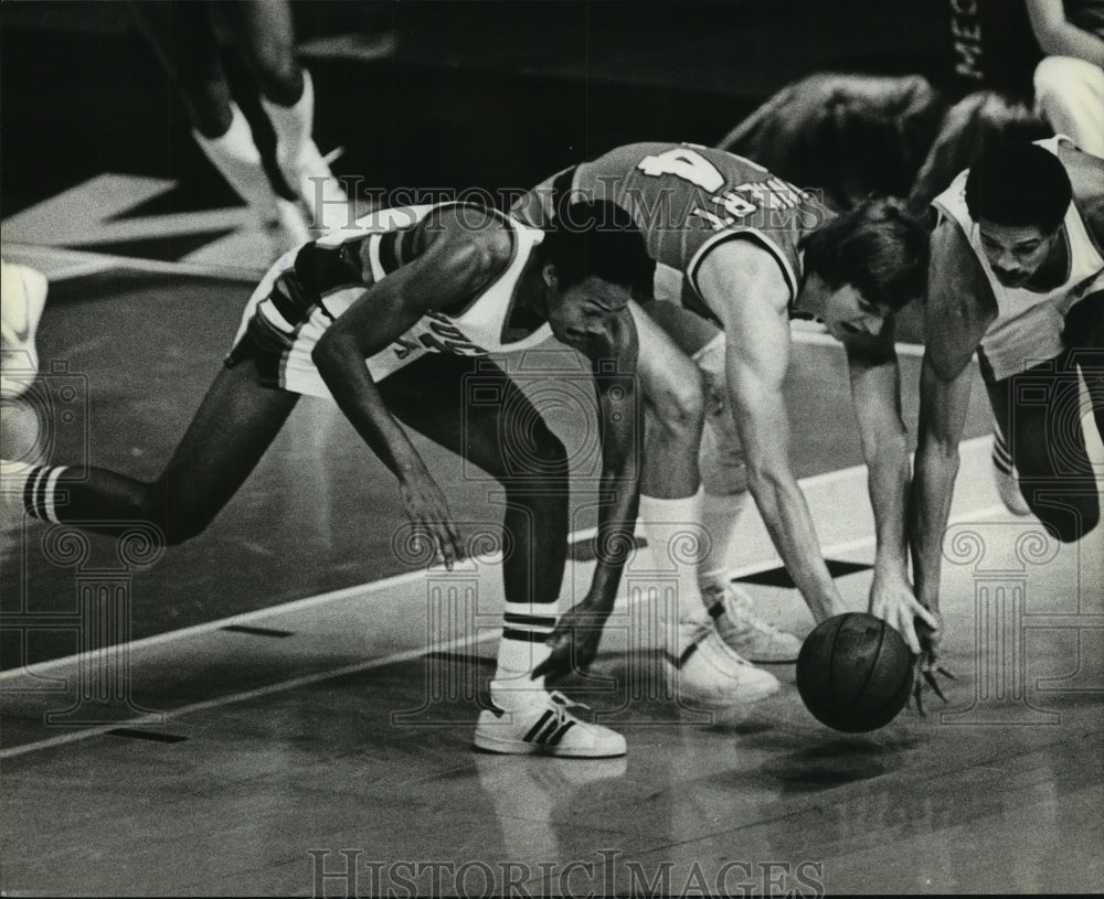 1981 Press Photo Milwaukee&#39;s Bridgeman &amp; Johnson Battle with Portland&#39;s Kunnert - Historic Images