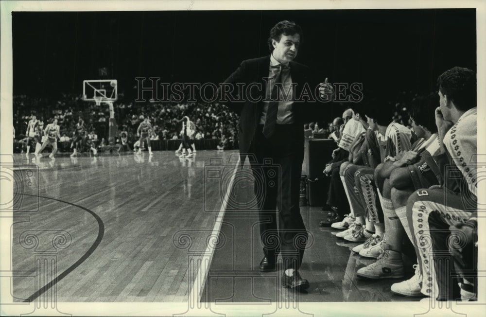 1987 Press Photo Frank Casalini, Italian Basketball Coach, Versus Bucks At Arena- Historic Images