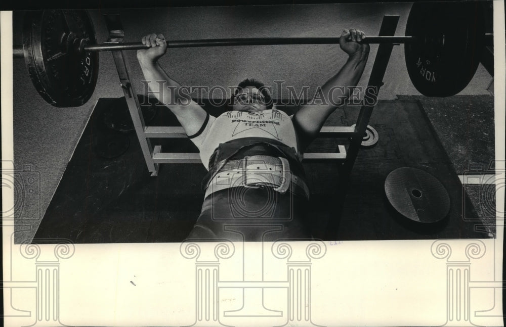 1985 Press Photo Powerlifter Paul Immekus demonstrates lift, Milwaukee - Historic Images