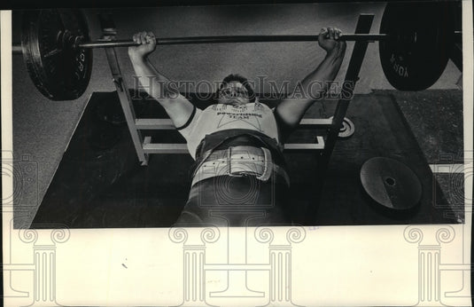 1985 Press Photo Powerlifter Paul Immekus demonstrates lift, Milwaukee - Historic Images