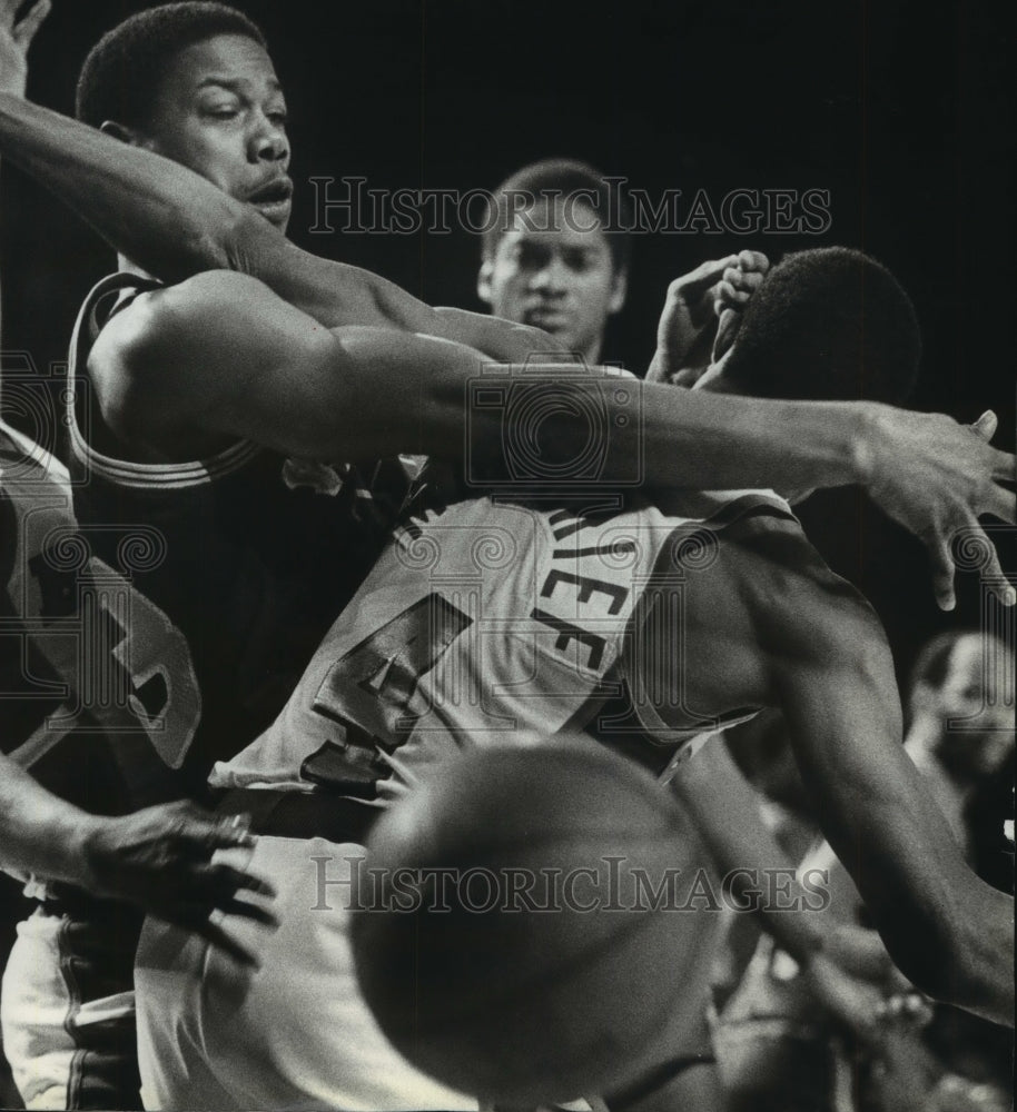 1981 Press Photo Sam Williams And Sidney Moncrief Wrestle As Basketball Is Loose - Historic Images