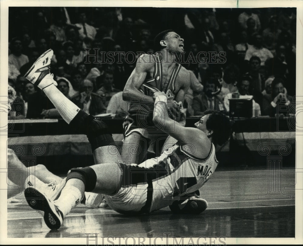 1988 Press Photo Basketball Players Glenn (Doc) Rivers And Paul Mokeski Tumble- Historic Images