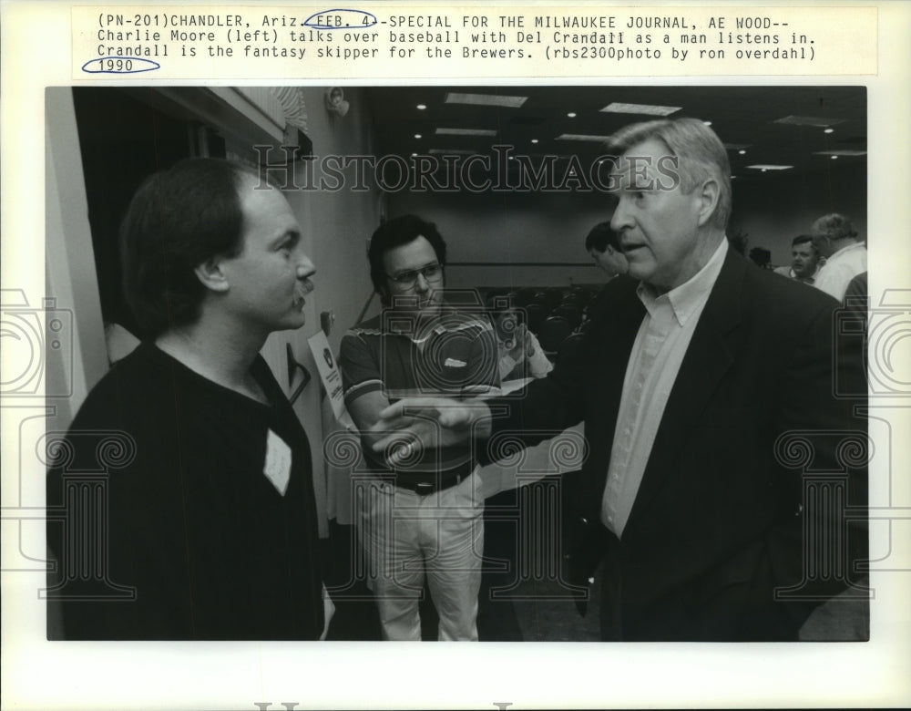 1990 Press Photo Charlie Moore and Del Crandall talk baseball, Milwaukee Brewers - Historic Images