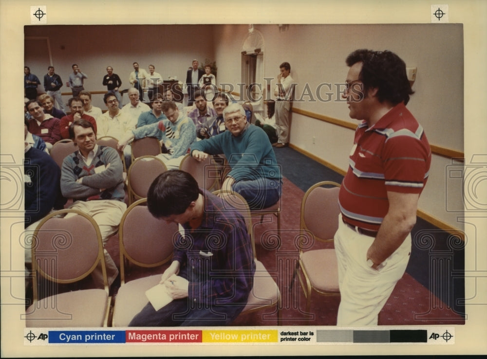 1990 Press Photo Gene Berndt addressed Fantasy Campers, Milwaukee Brewers - Historic Images