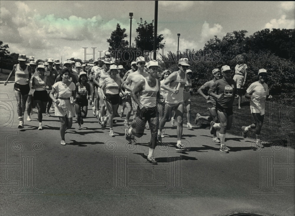 1986 Press Photo Employees run to celebrate S. C. Johnson Company&#39;s Centennial - Historic Images