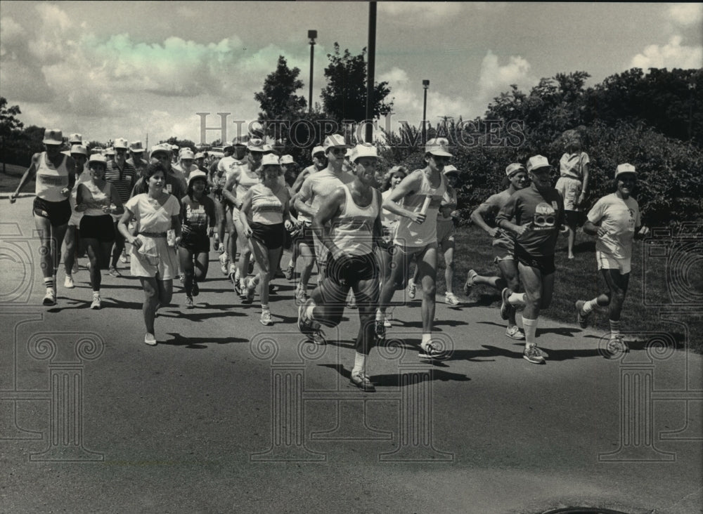 1986 Press Photo Employees run to celebrate S. C. Johnson Company's Centennial - Historic Images