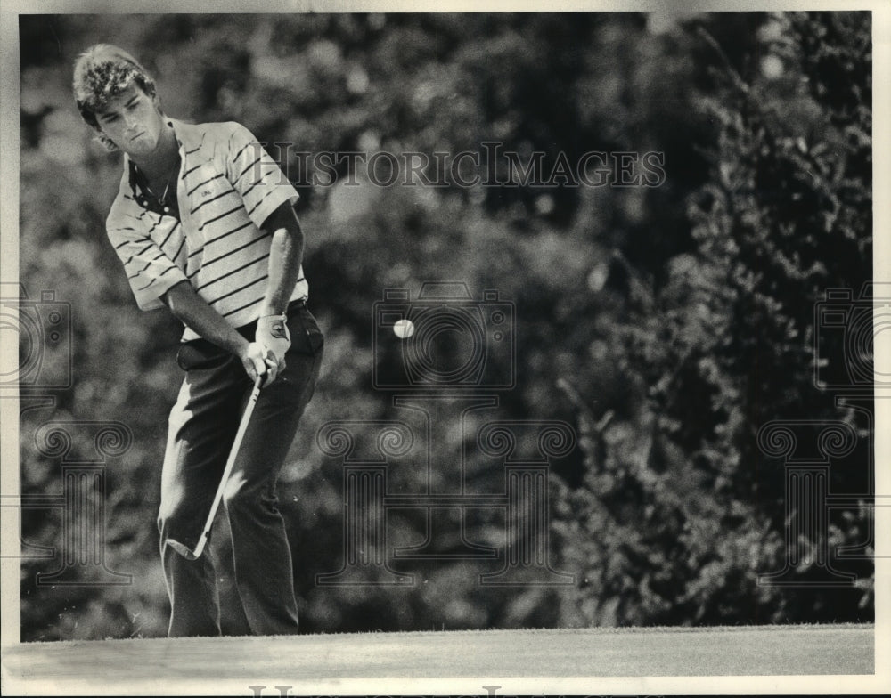 1986 Press Photo Skip Kendall Chips Ball at the State Amateur Golf Tournament- Historic Images