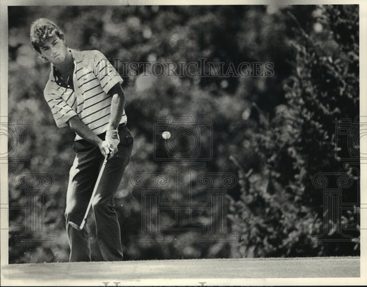 1986 Press Photo Skip Kendall Chips Ball at the State Amateur Golf Tournament- Historic Images