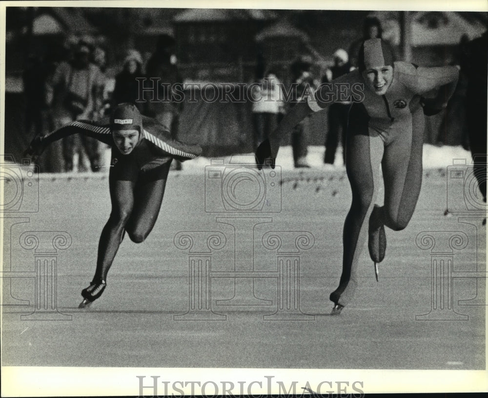 1980 Press Photo Speed Skaters Beth Heiden and Karin Enke in Competition - Historic Images